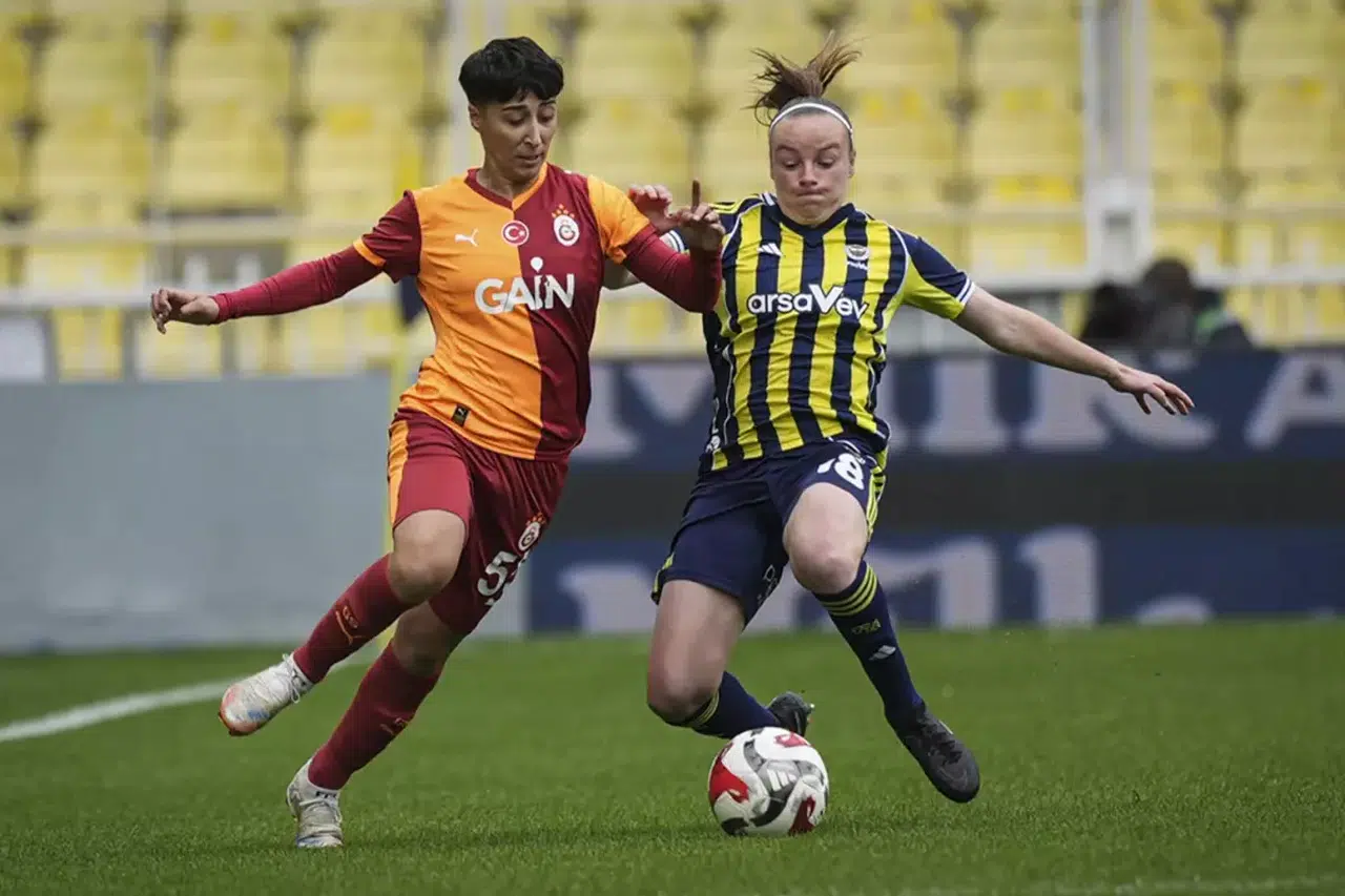 Kadınlar derbisinde Galatasaray'ı deviren Fenerbahçe 11'de 11 yaparak liderliğe yükseldi