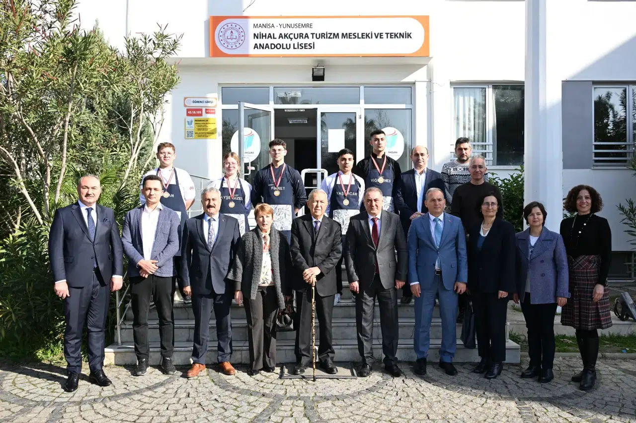 NİHAL AKÇURA LİSESİ ÖĞRENCİLERİNE ÖDÜL