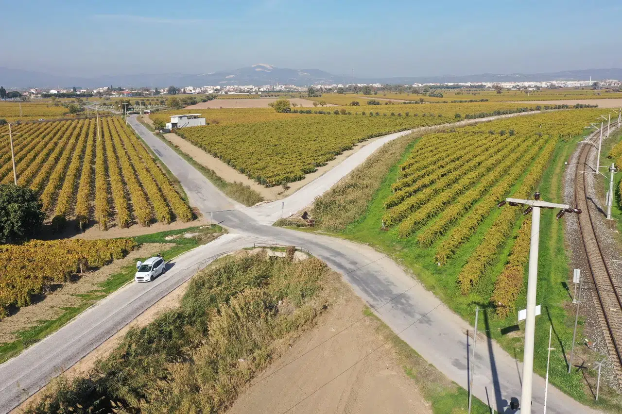 Manisa'nın o ilçesinde yollar artık daha konforlu