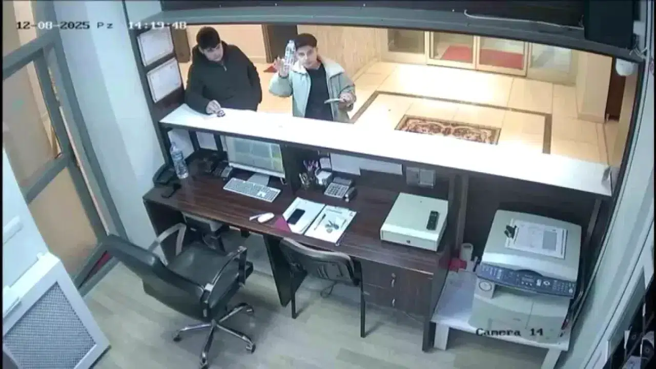 Öğrencilerden örnek davranış: Aldıkları suyu kameraya gösterip parasını bıraktılar