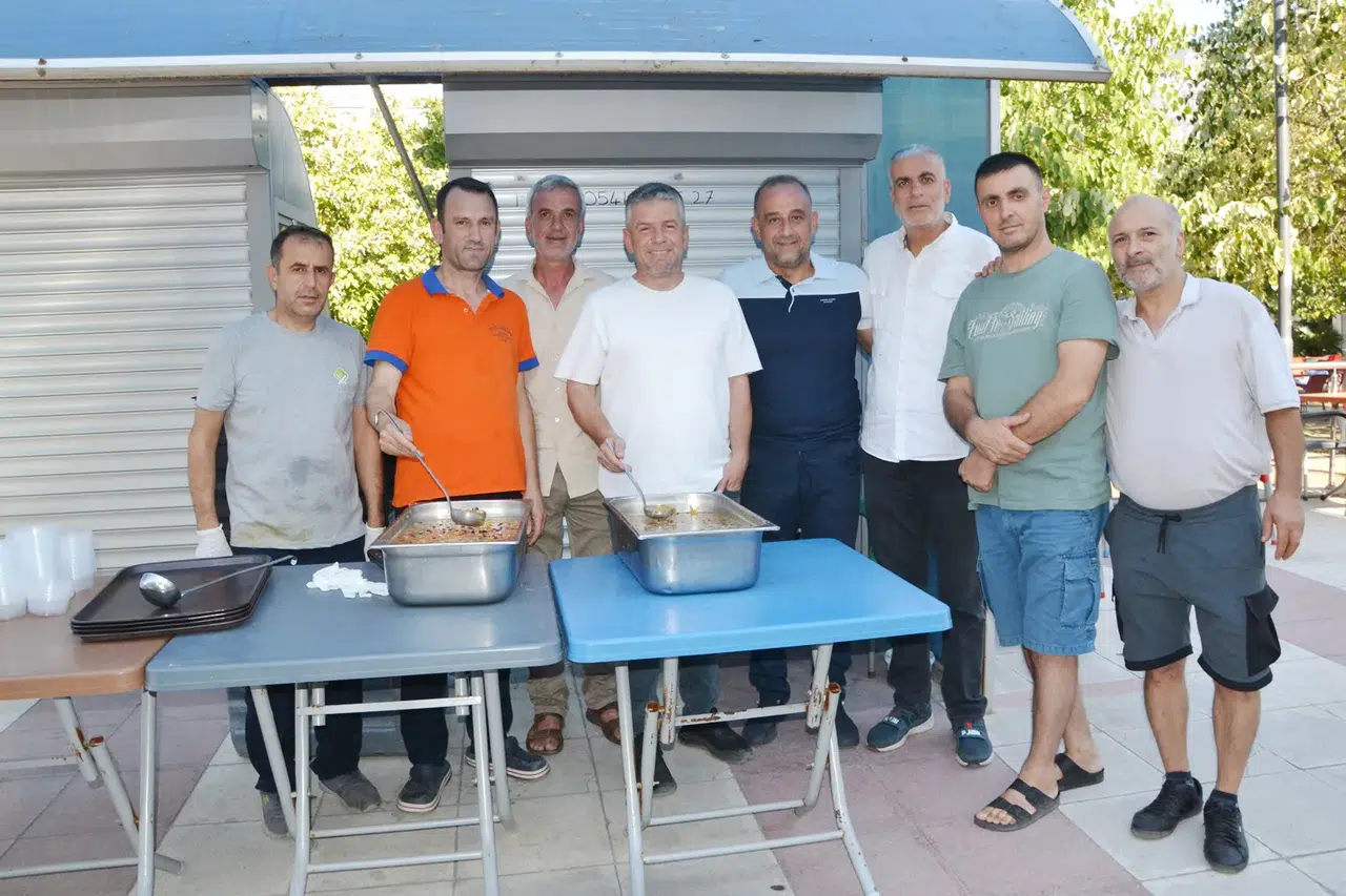 Manisa’da Çarşı esnaflarından imece aşure hayrı