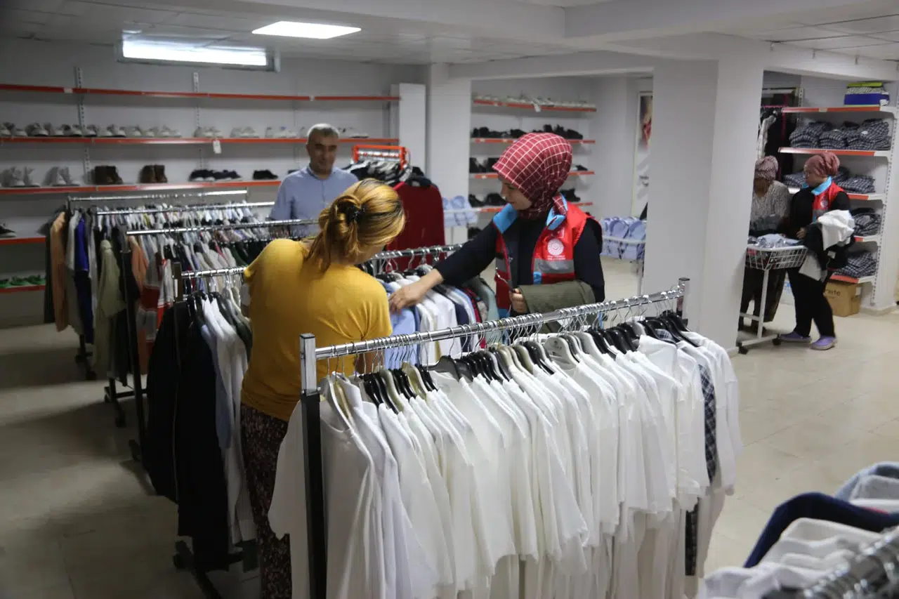 Şehzadeler Sosyal Market ihtiyaç sahiplerine ulaşıyor