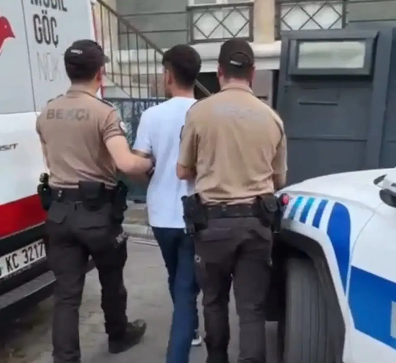 Göçmen kaçakçısı yakayı ele verdi