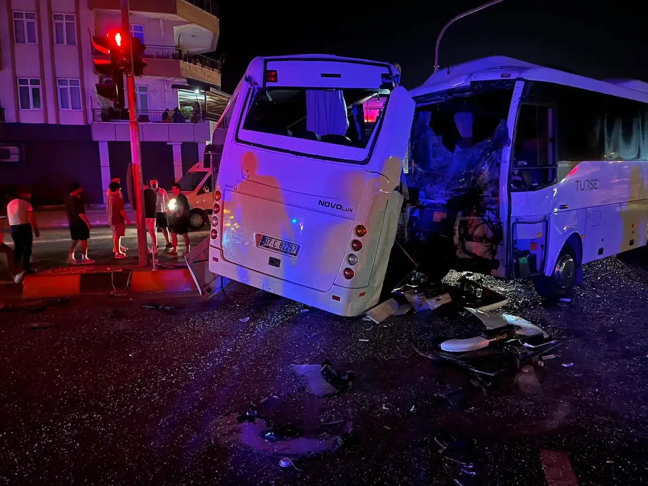 3 midibüs birbirine girdi: 6 yaralı