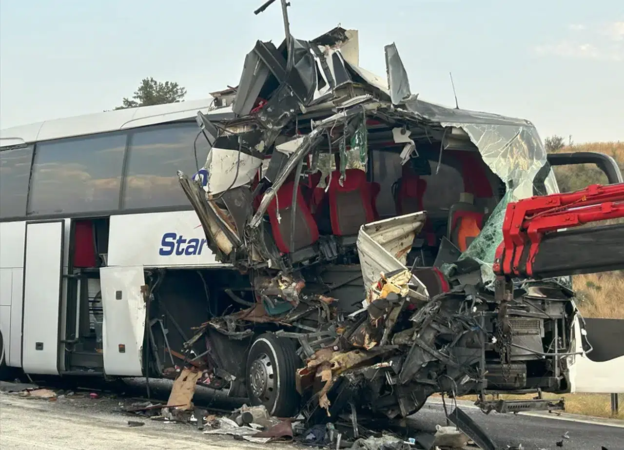 Otoyolda feci kaza: Otobüs tıra çarptı: 9 yaralı