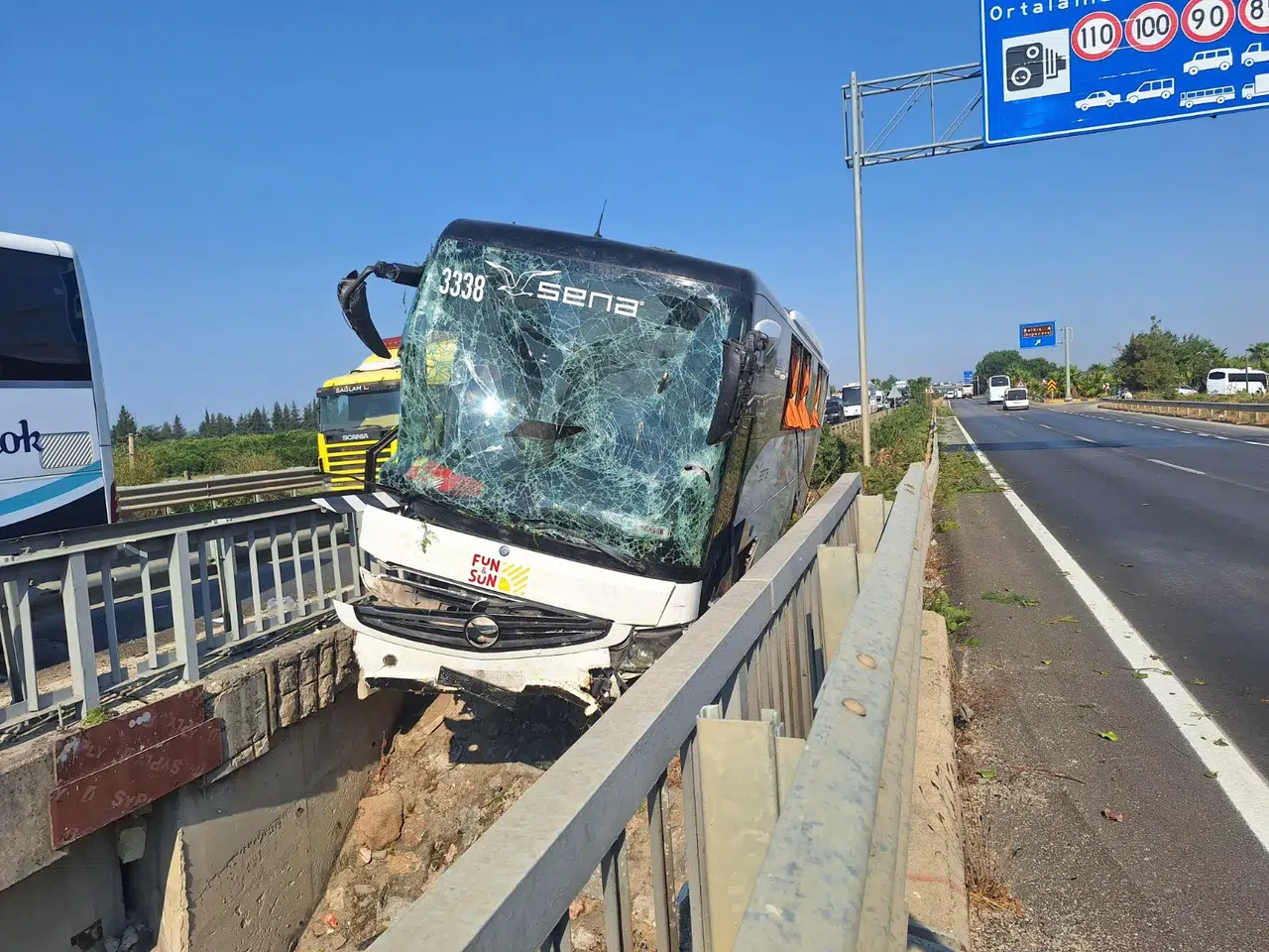 Kaza yapan otobüs felaketten kıl payı kurtuldu