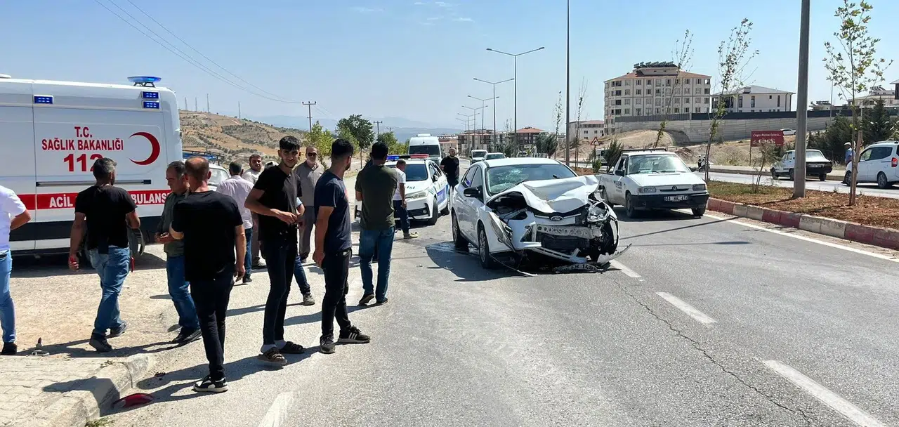 İki otomobil çarpıştı: 2 yaralı
