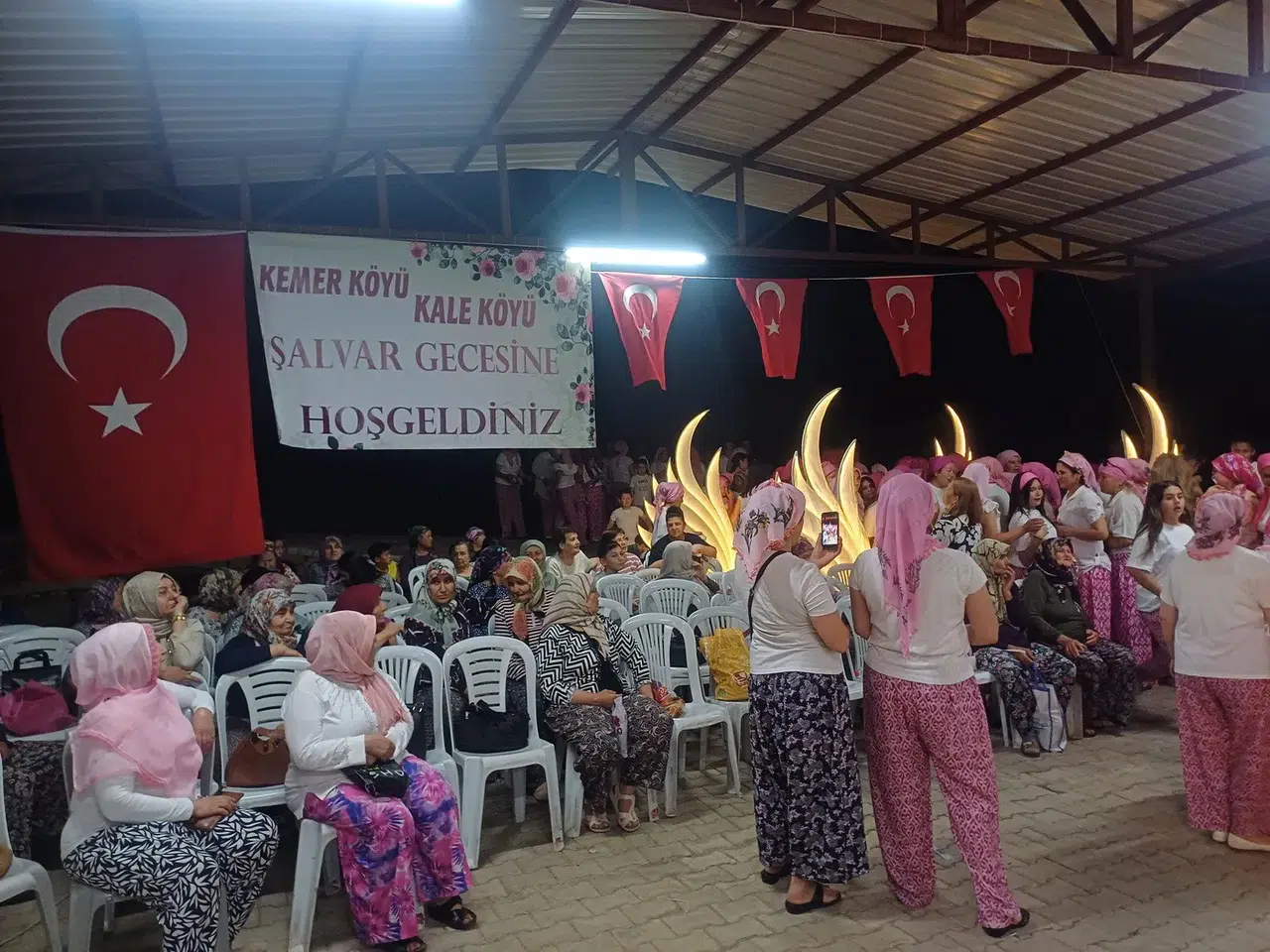 Manisalılar şalvar gecesinde coştu