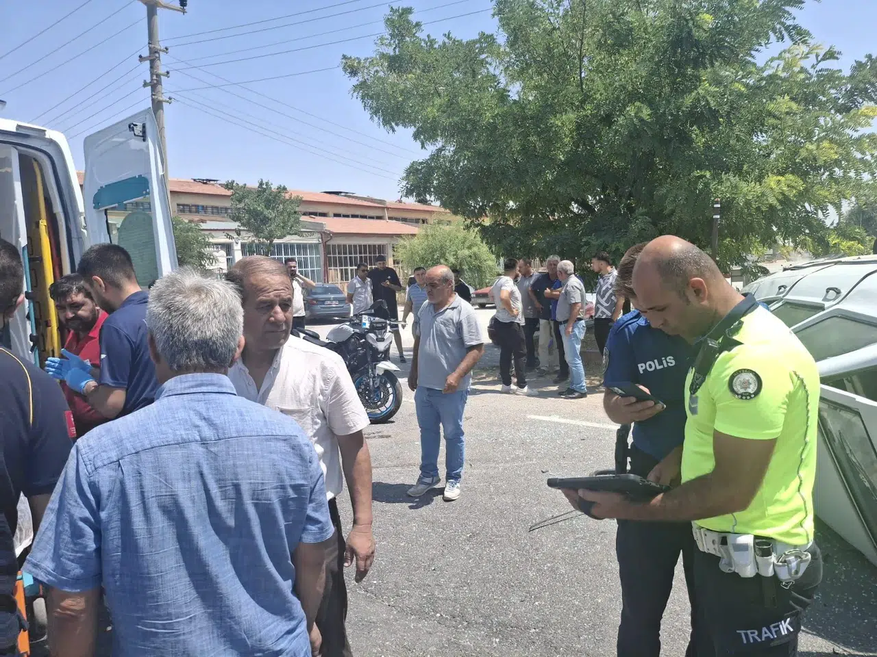 Motosiklet ile otomobil çarpıştı: 1’i ağır, 3 yaralı