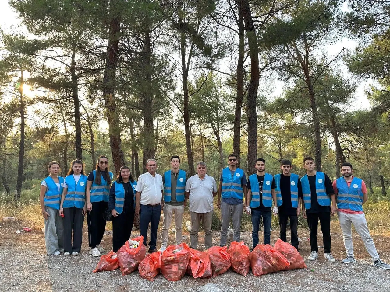 Partinin gençlik kolları ormanı temizledi
