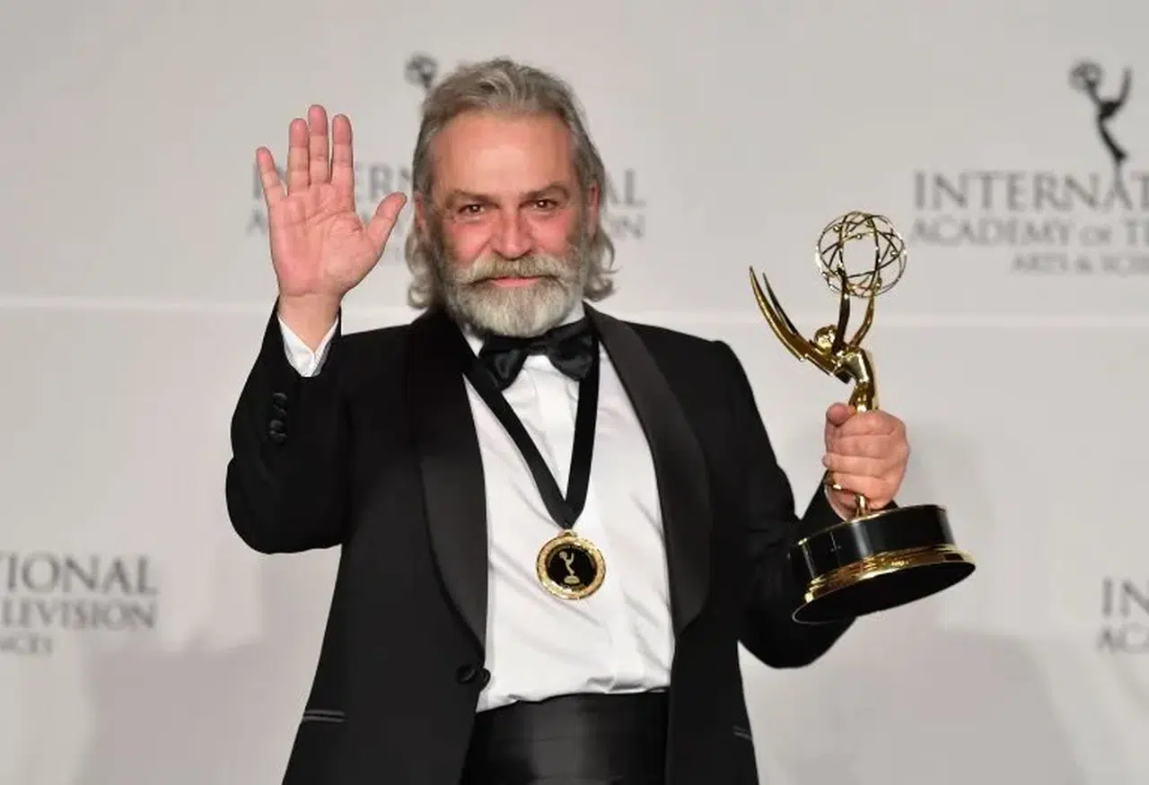 Haluk Bilginer'in gözlerden uzak büyüttüğü kızı ilk kez sahneye çıktı