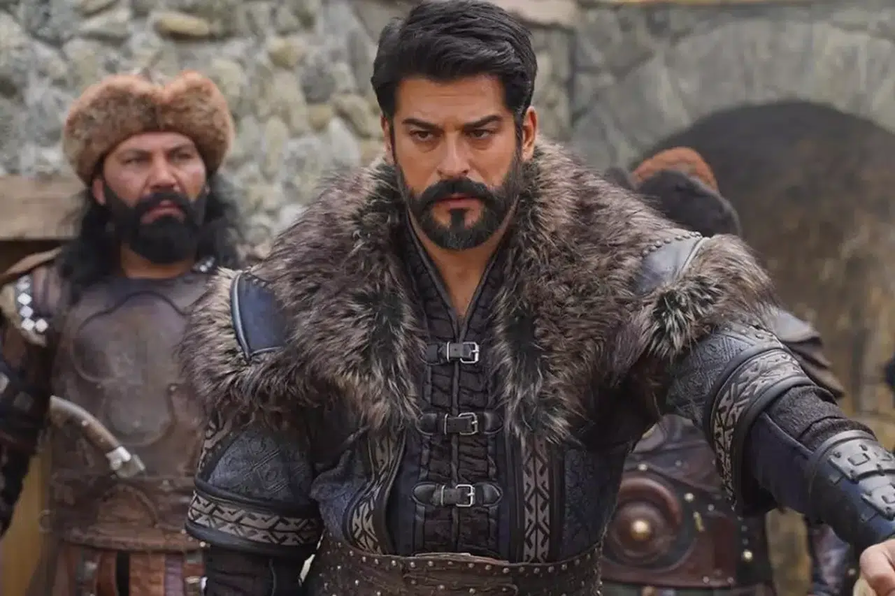 Burak Özçivit diziden ayrıldı yeni imajını görenler tanıyamadı