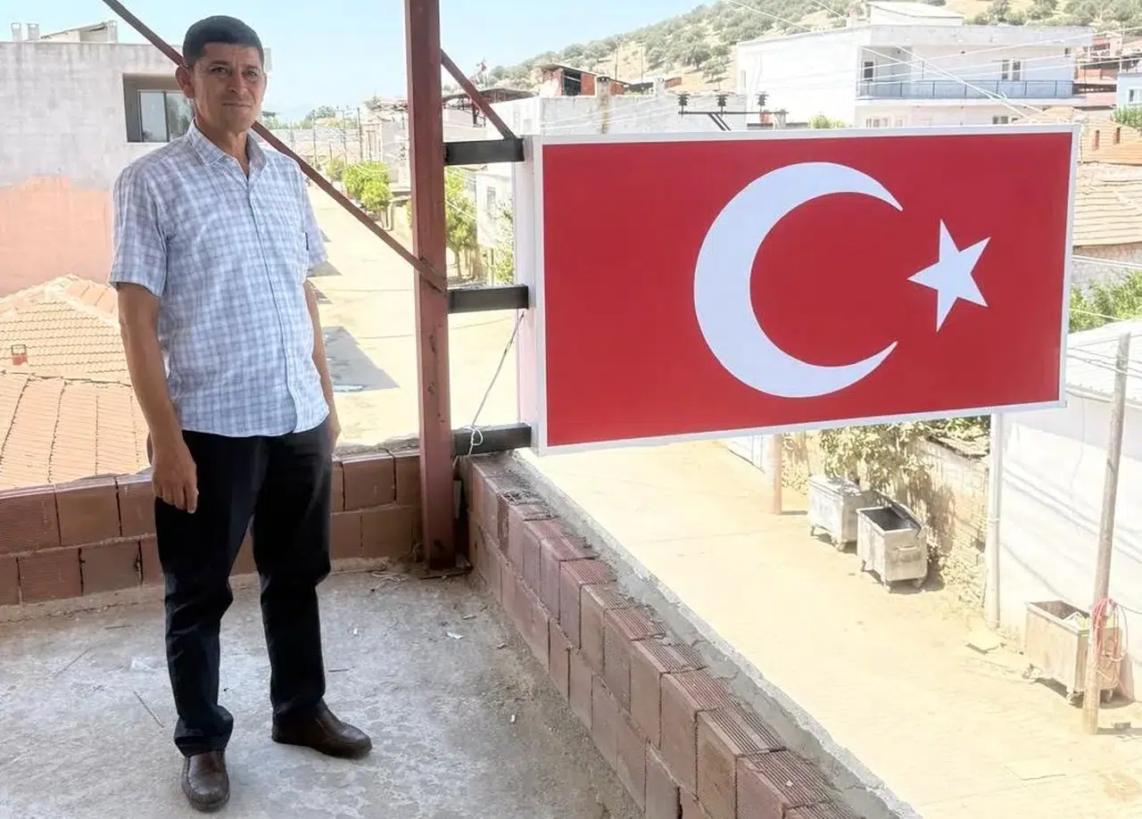 Muhtar ilk maaşıyla 2,5 metrelik Türk Bayrağı aldı