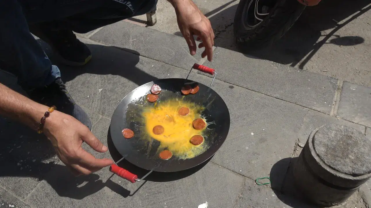 Beton zeminin üzerinde sucuklu yumurta pişirdi
