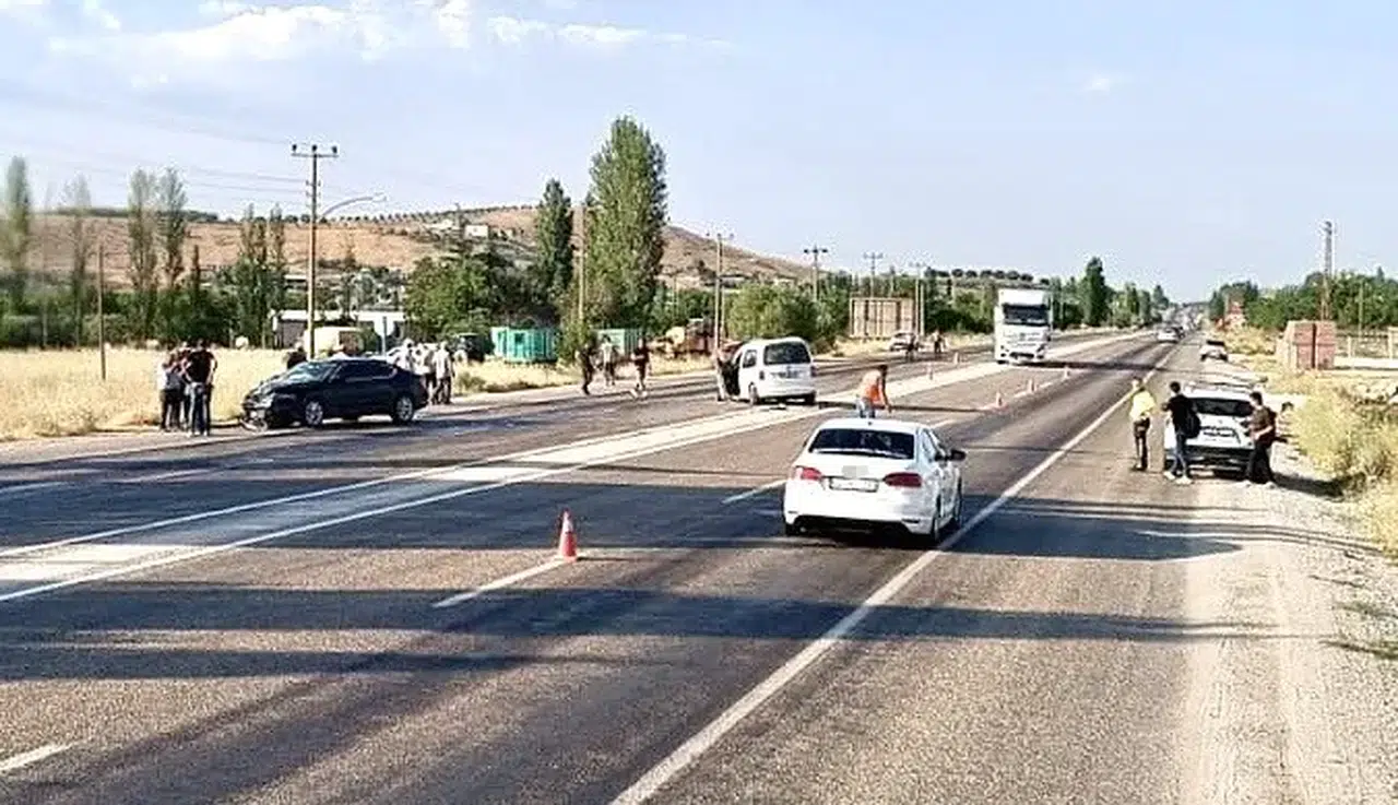 Kontrolden çıkan iki araç çarpıştı: 2 yaralı