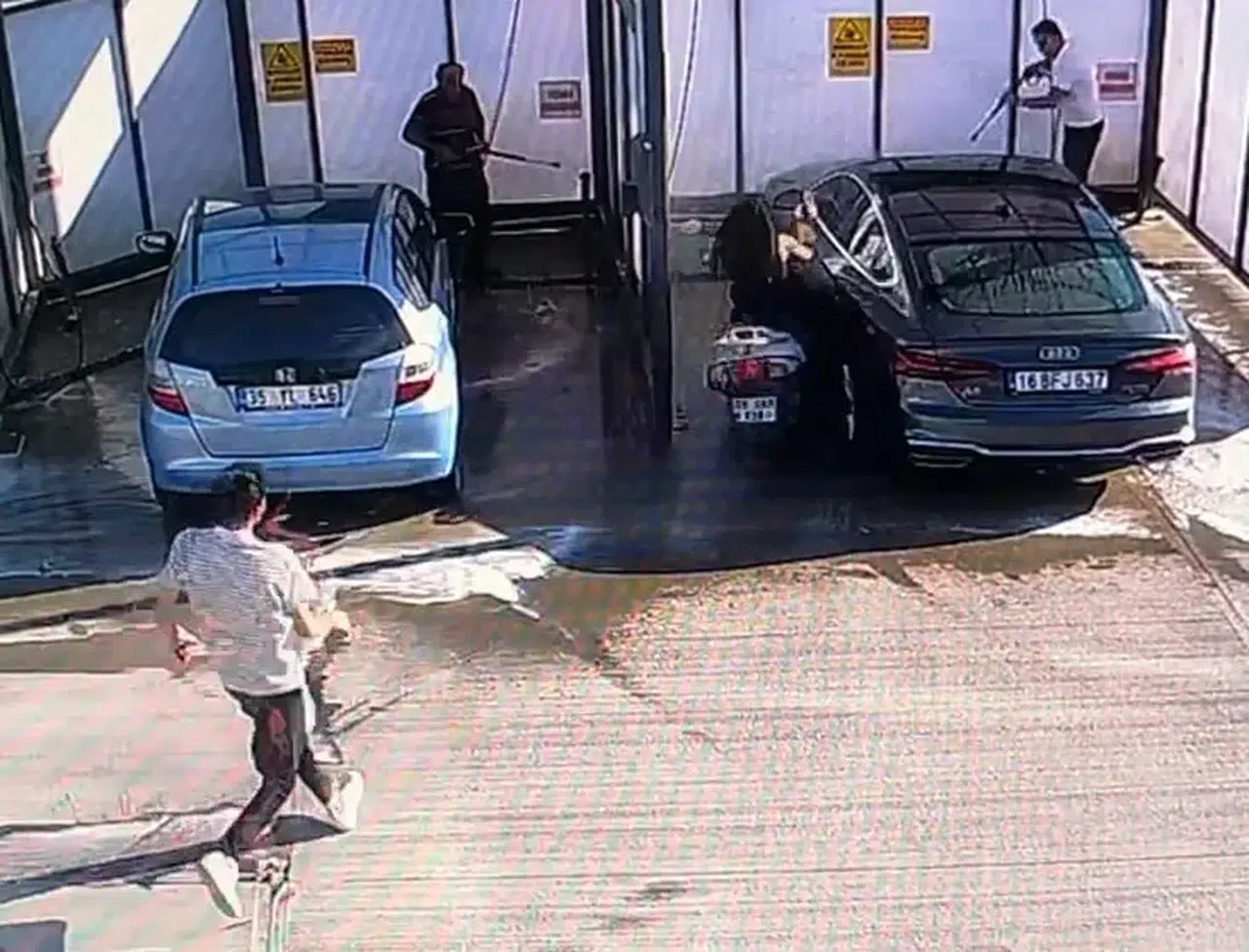 Genç kız benzin istasyonundaki arabaya çarptı
