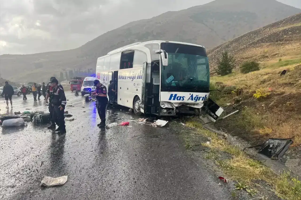 Yolcu otobüsü devrildi!  Çok sayıda ölü ve yaralılar var