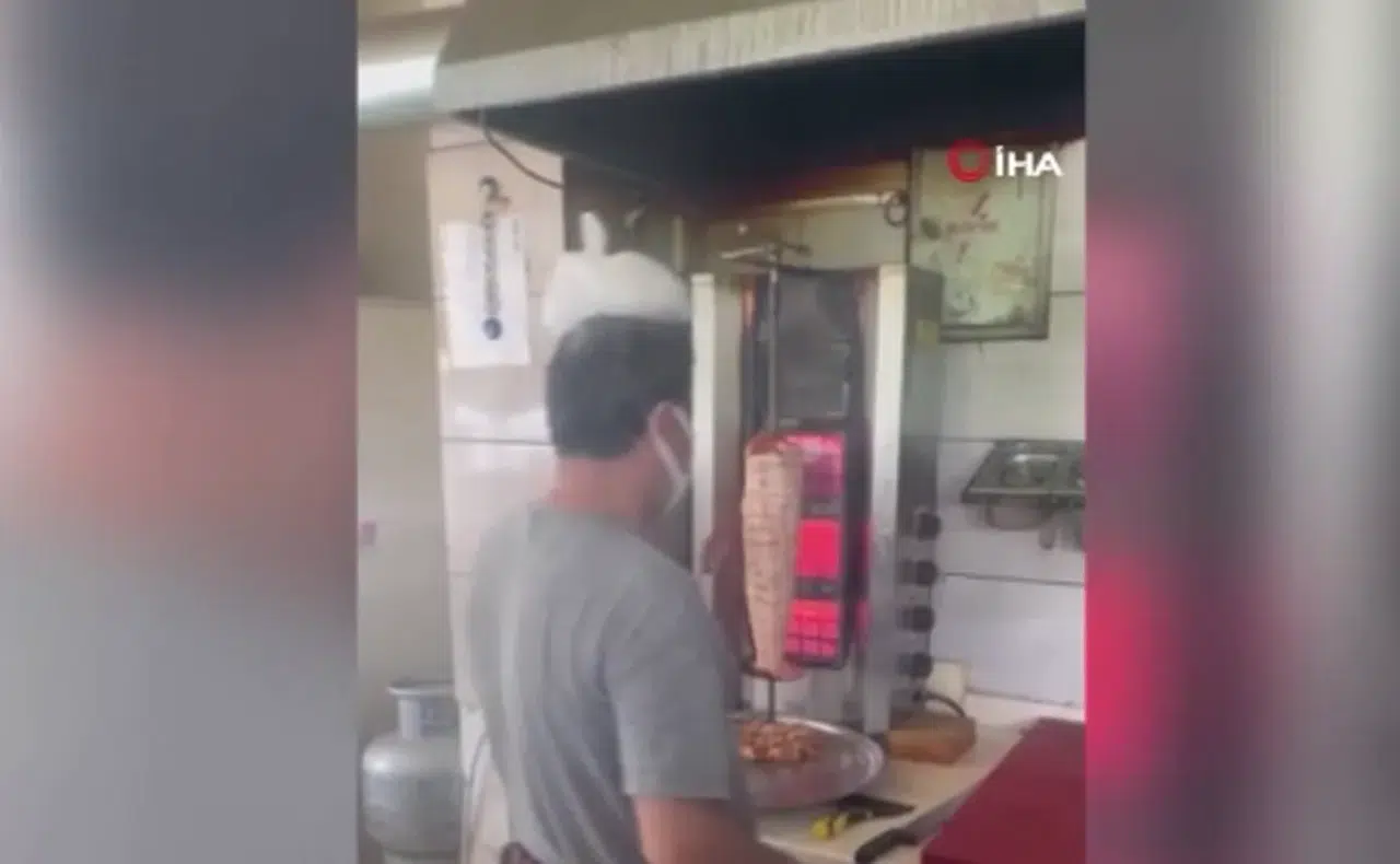 Dönercinin serinleme çabası gülümsetti