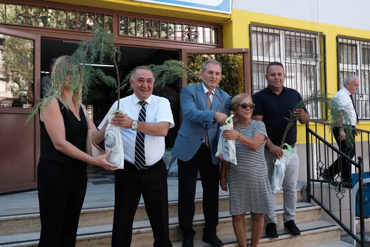 Eğitime hazırlık toplantısında müdürlere fidan dağıtıldı