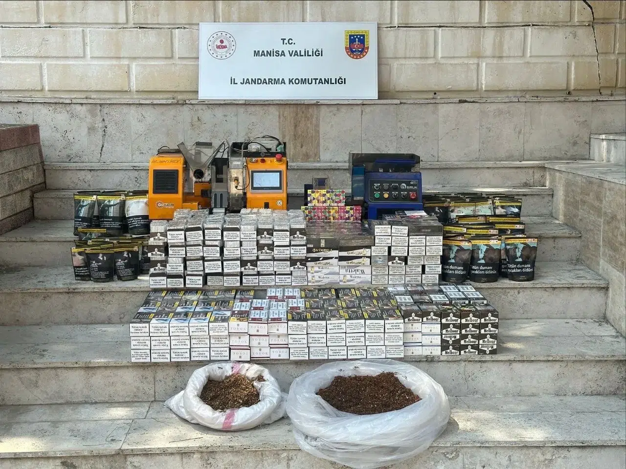Manisa'da jandarma kaçak tütüne dur dedi!