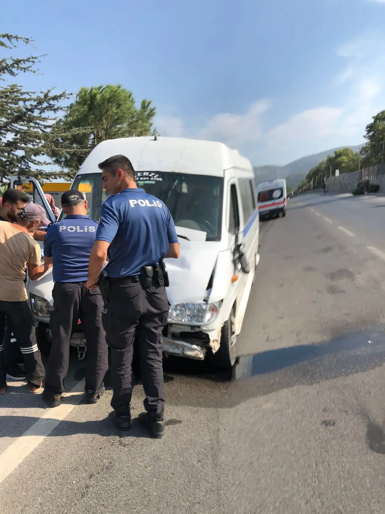 Manisa'da işçi servisi ağaca çarptı: 8 yaralı
