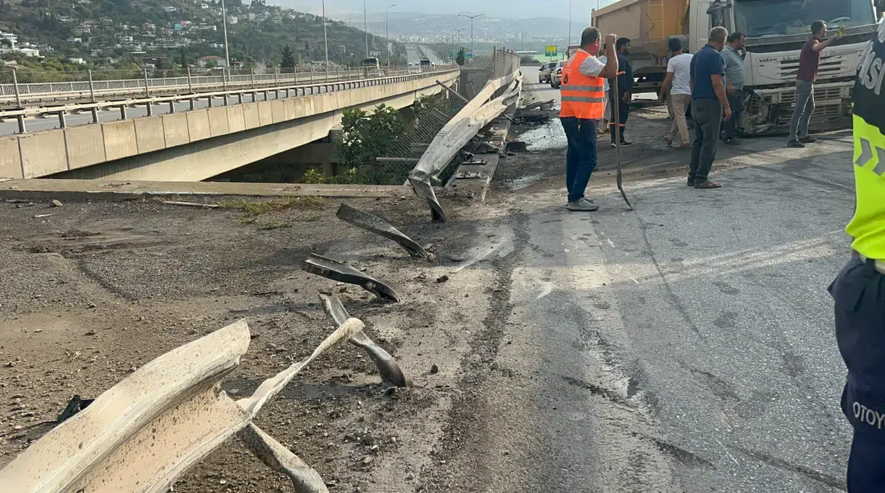 Tır bahriyelere saplandı