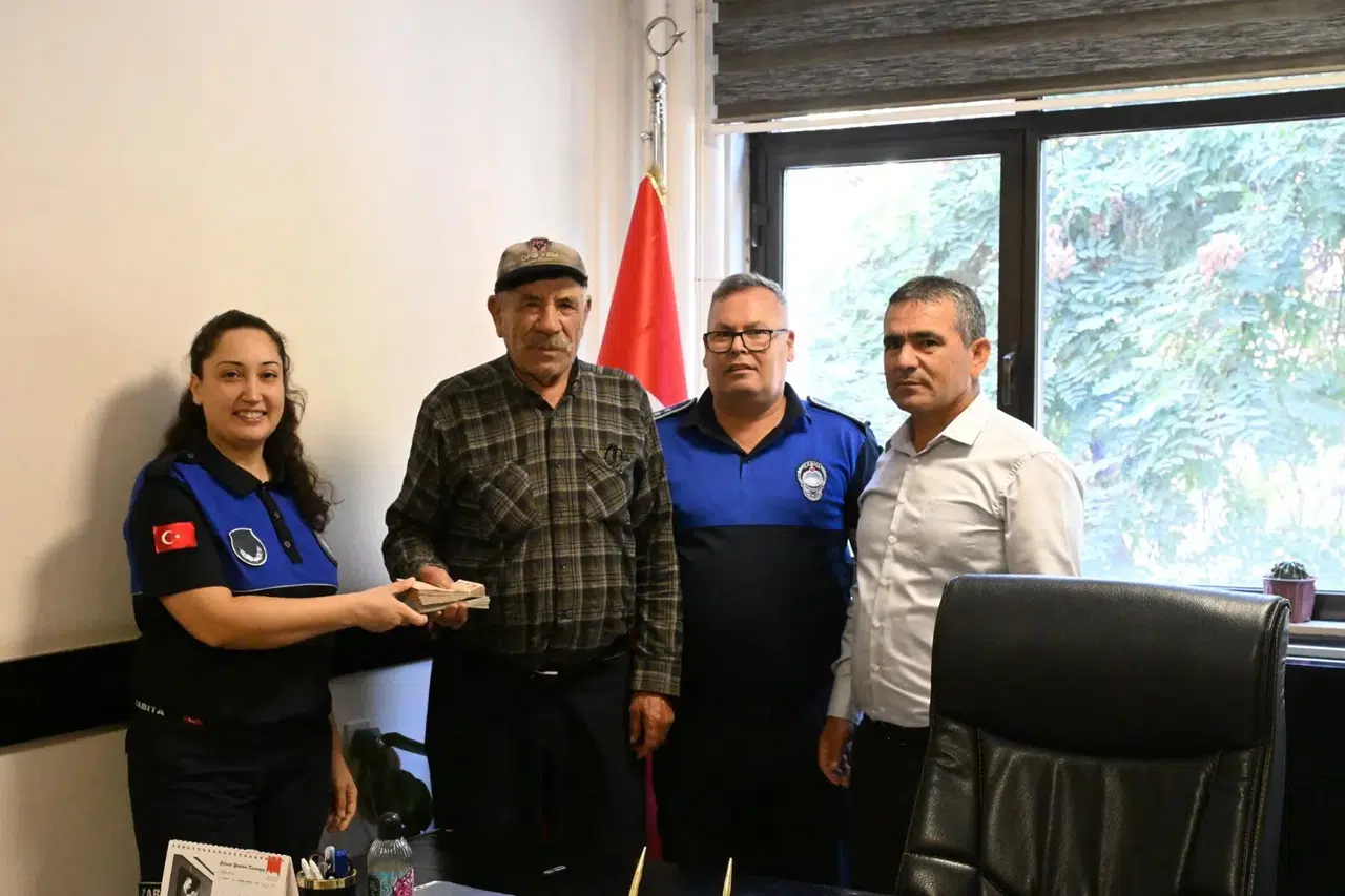 Kaybolan emekli maaşını buldu, dünyalar onun oldu!