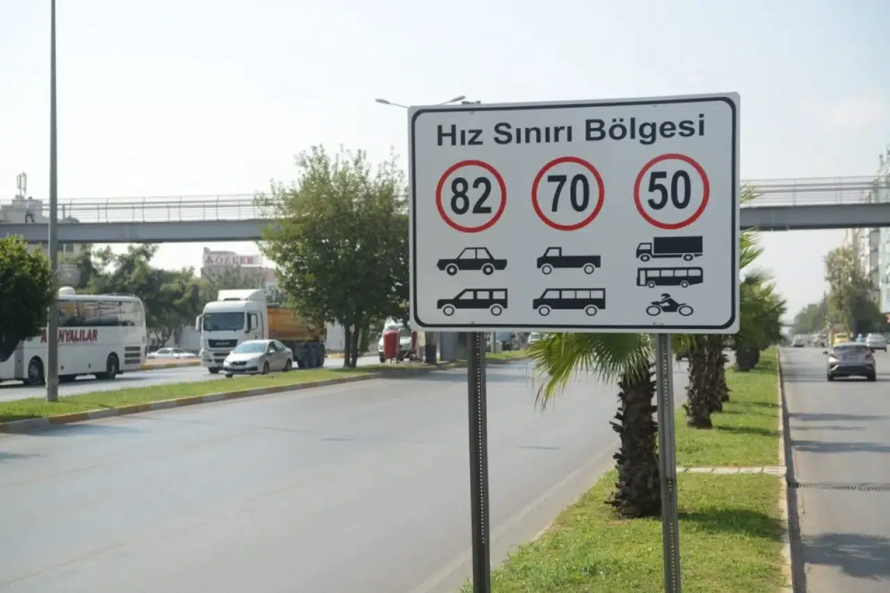 Karayollarında Büyük Değişim: Hız Sınırları ve Trafik Levhaları Yeniden Belirleniyor