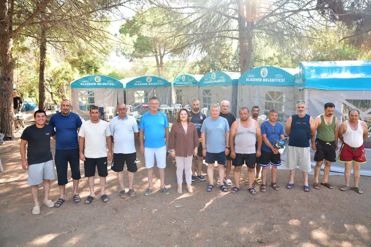 Manisa'daki o belediye personellerini tatile götürdü