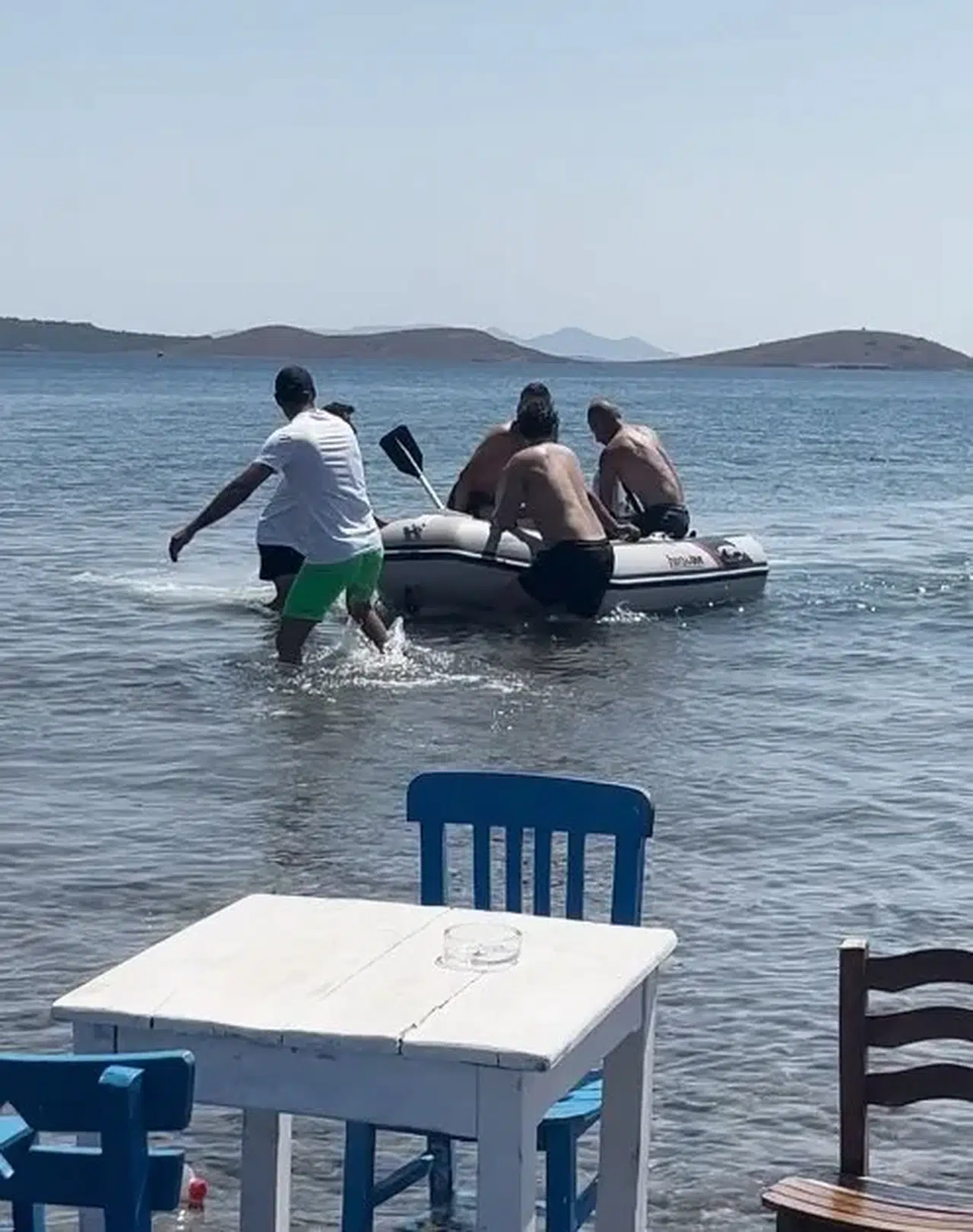 Yürüyerek gidilen adada can pazarı