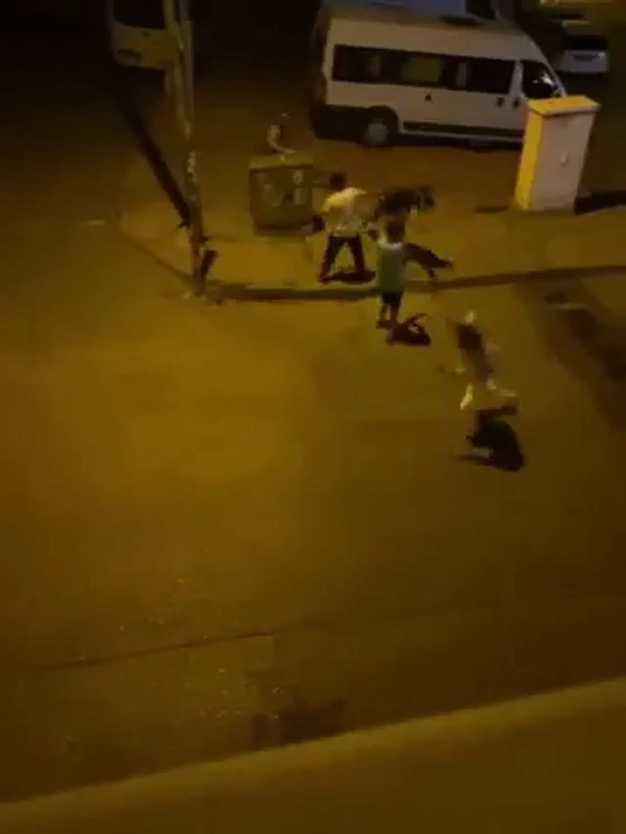 Kaldırım taşları havada uçtu