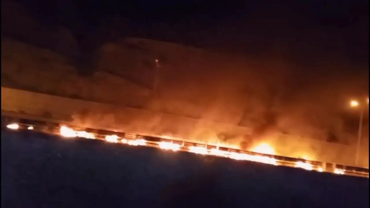 Seyir halinde yanan tır geçtiği yolu alev topuna çevirdi