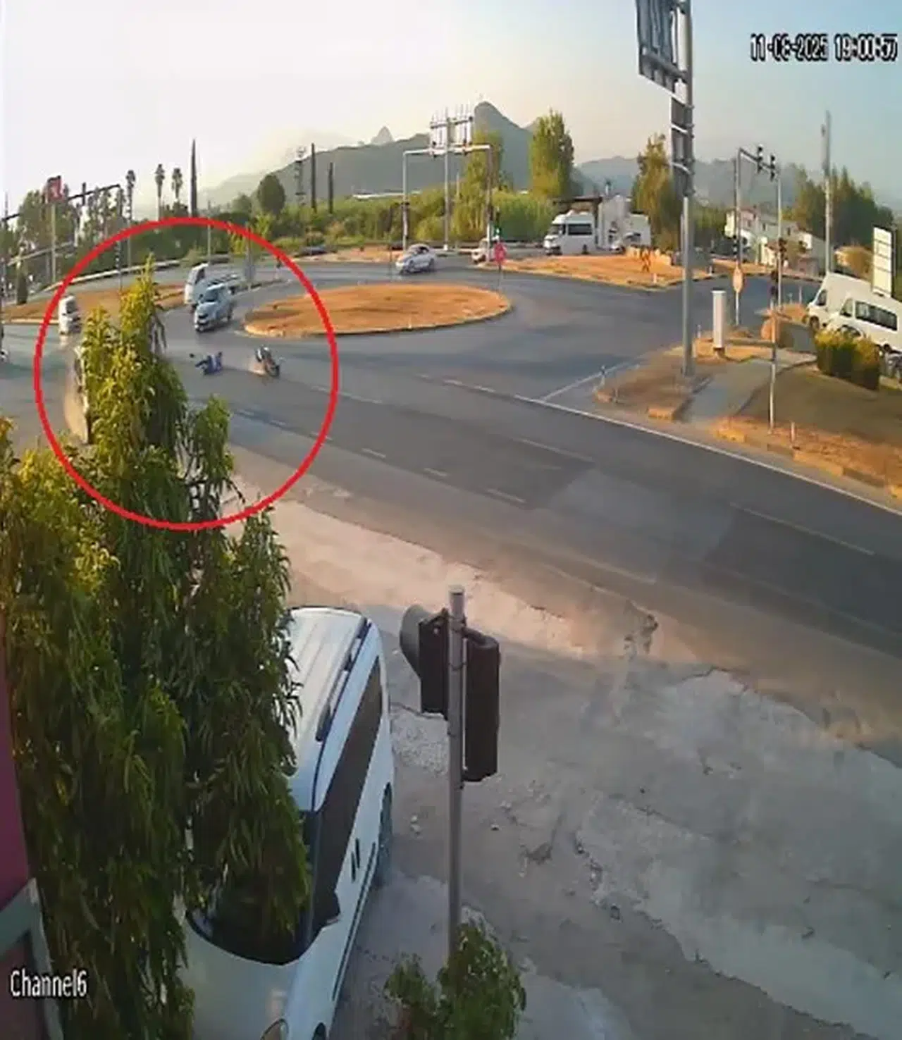 Kırmızı ışık ihlali yapan tur aracı motosiklete çarptı