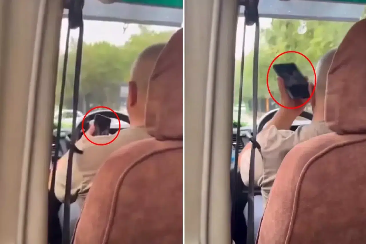 Minibüs şoförü yolculara aldırış etmeden müstehcen film izledi