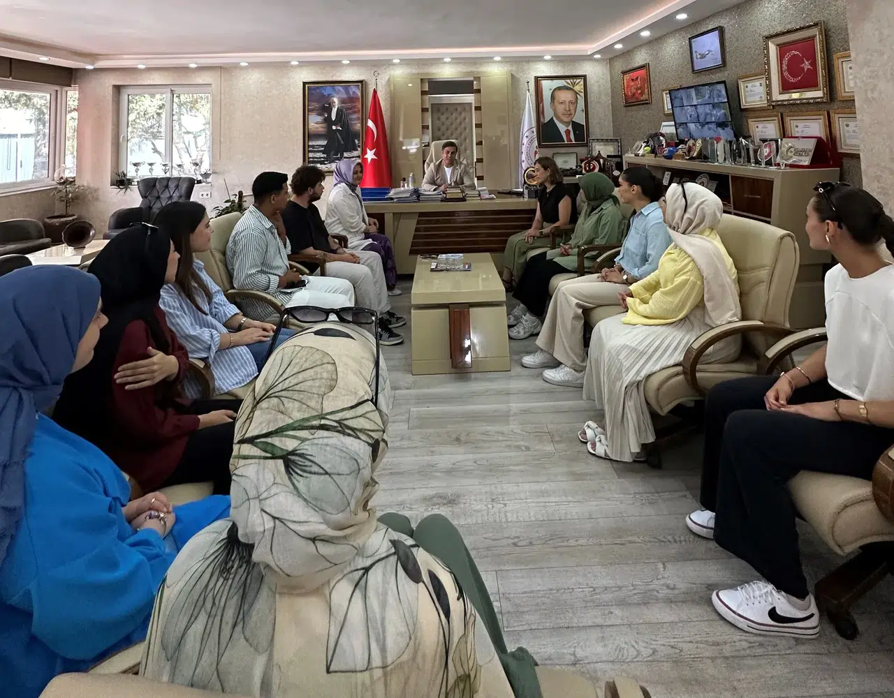 Manisalı gençlerden İl Müdürü Öztürk’e teşekkür