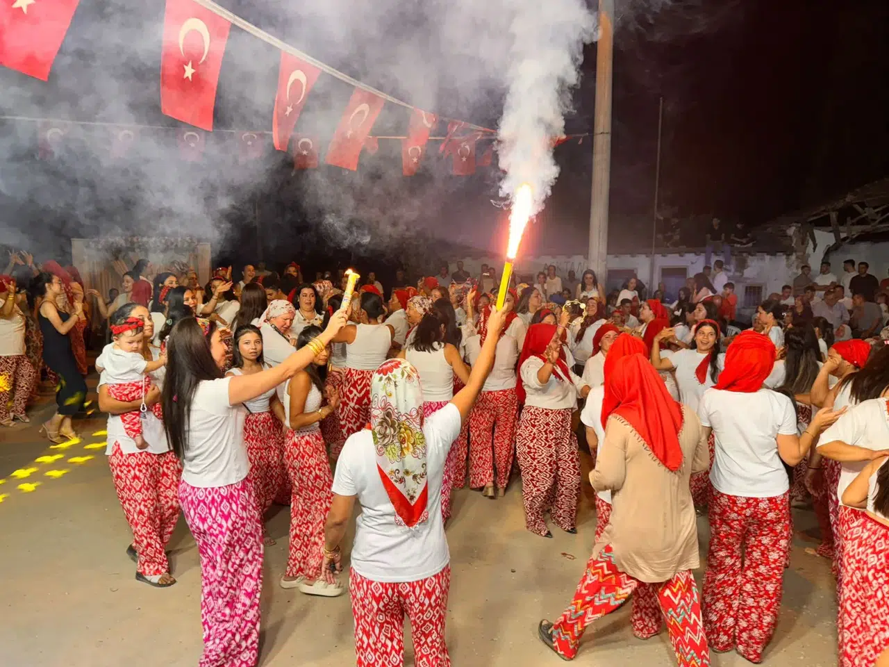 Manisalı kadınlar Şalvar Gecesinde coştu!