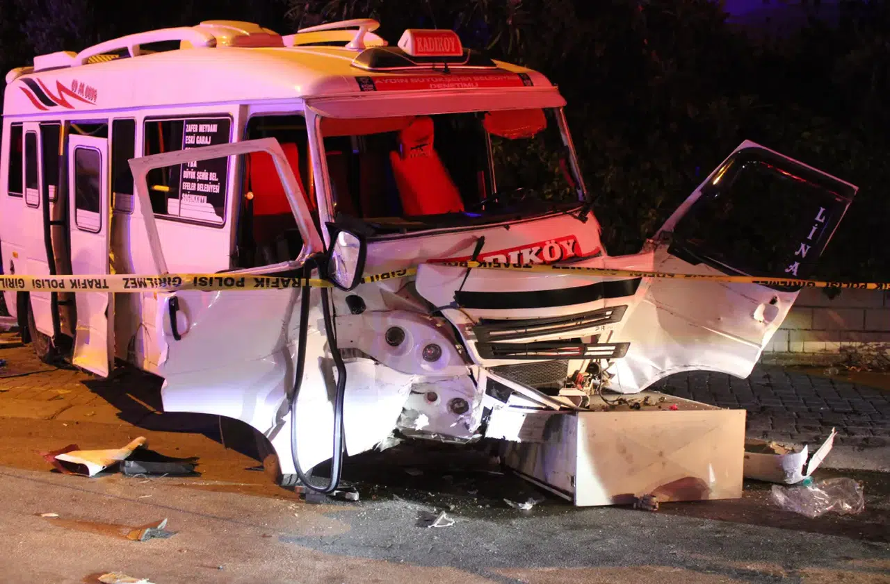 Otomobil ile minibüs çarpıştı: 11 yaralı