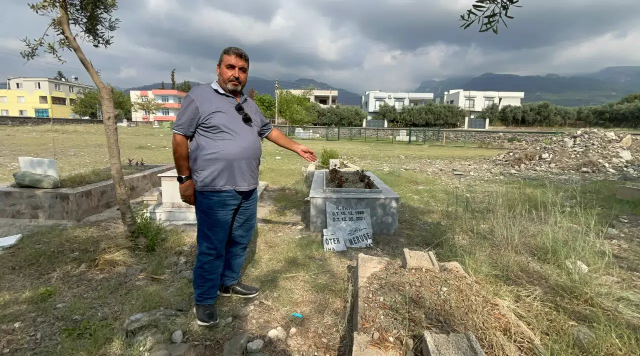Bakın mezar taşları neden zarar görüyormuş