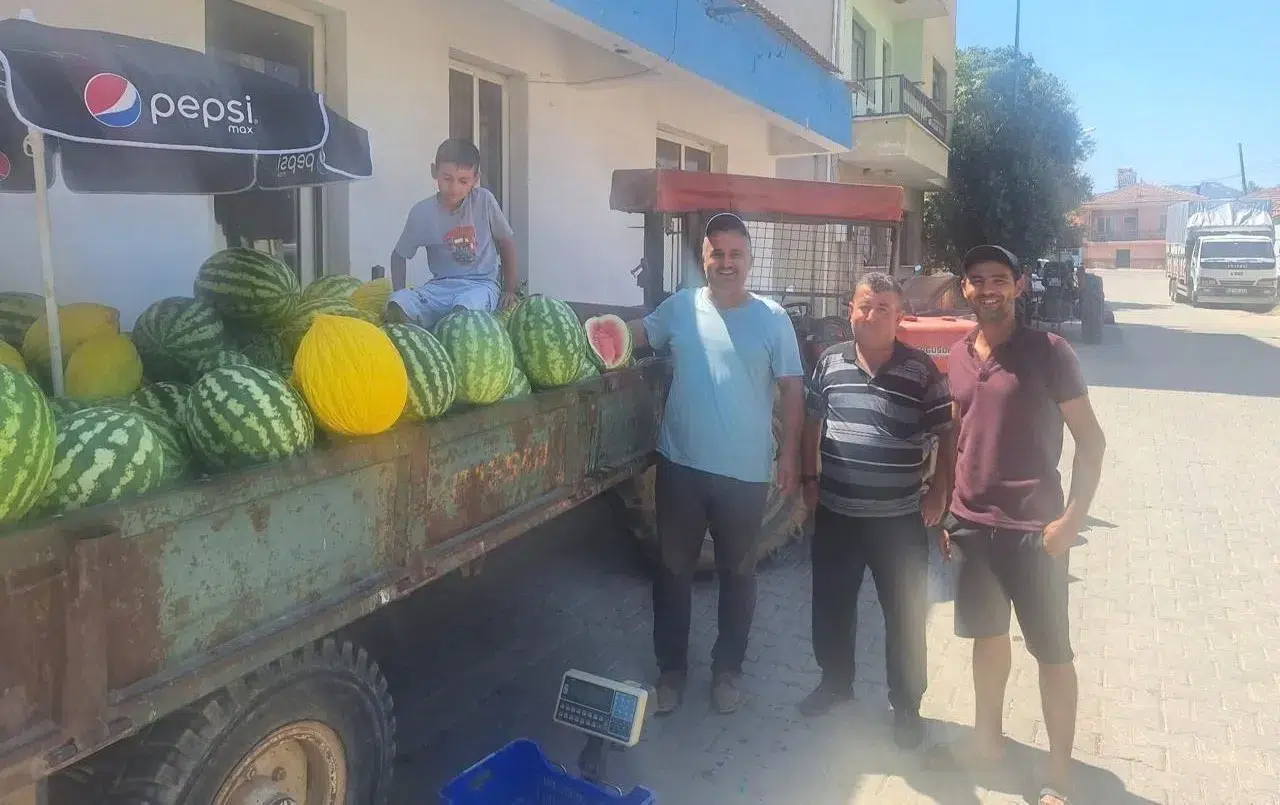 Kendi Yetiştirdiği meyveleri mahalle mahalle gezerek satıyor