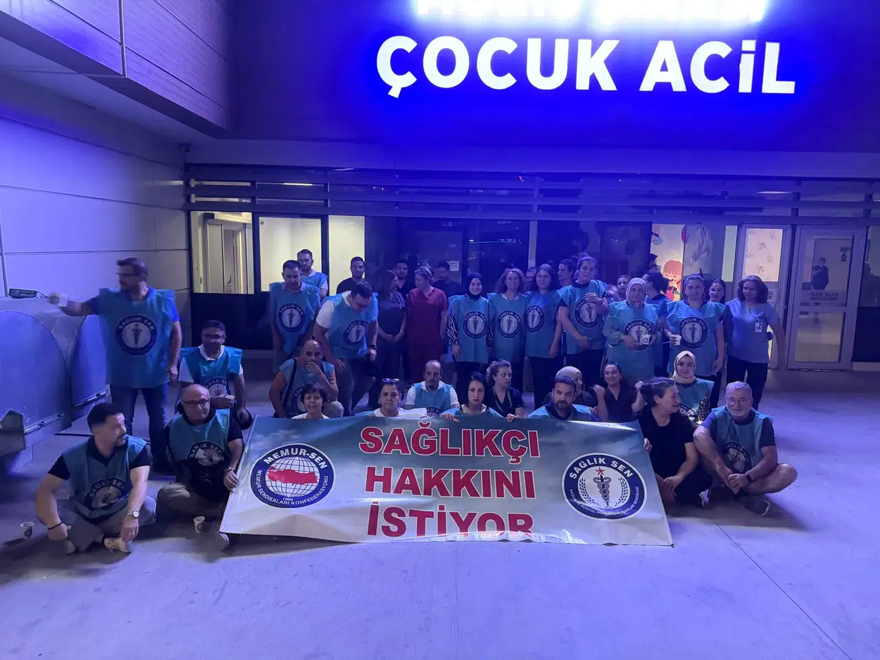 Manisa’da sağlıkçılar hakları için oturma eyleminde