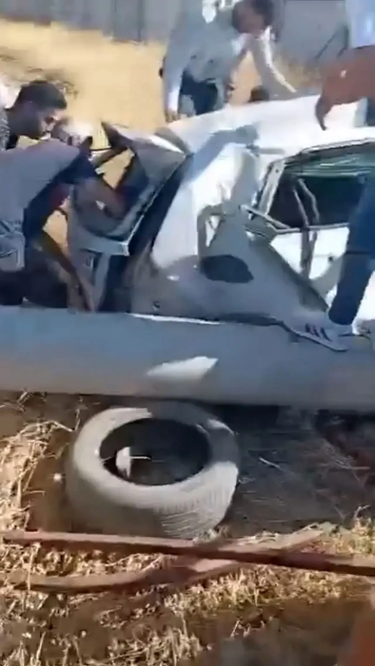 Araç önce bariyerlere sonra direğe çarptı