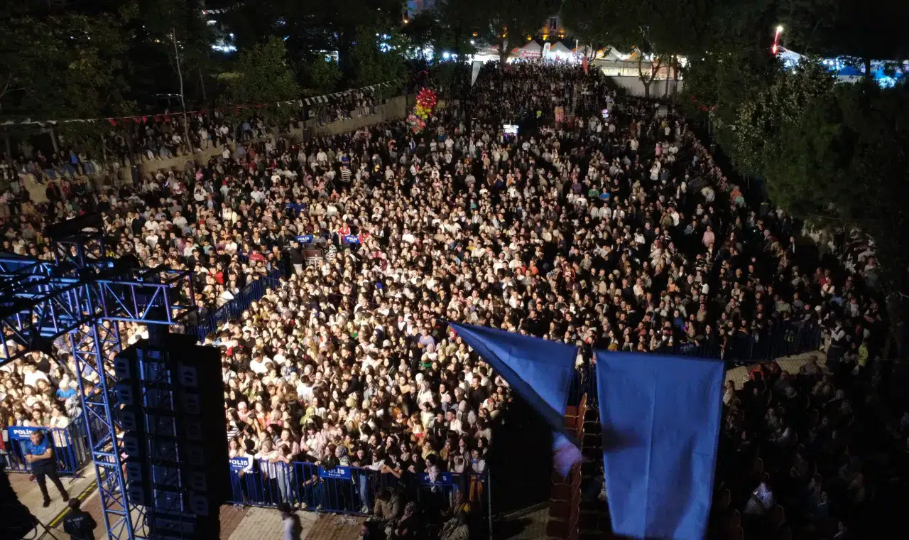 Demirci Kurtuluş Festivali'nde Merve Özbey sahne aldı
