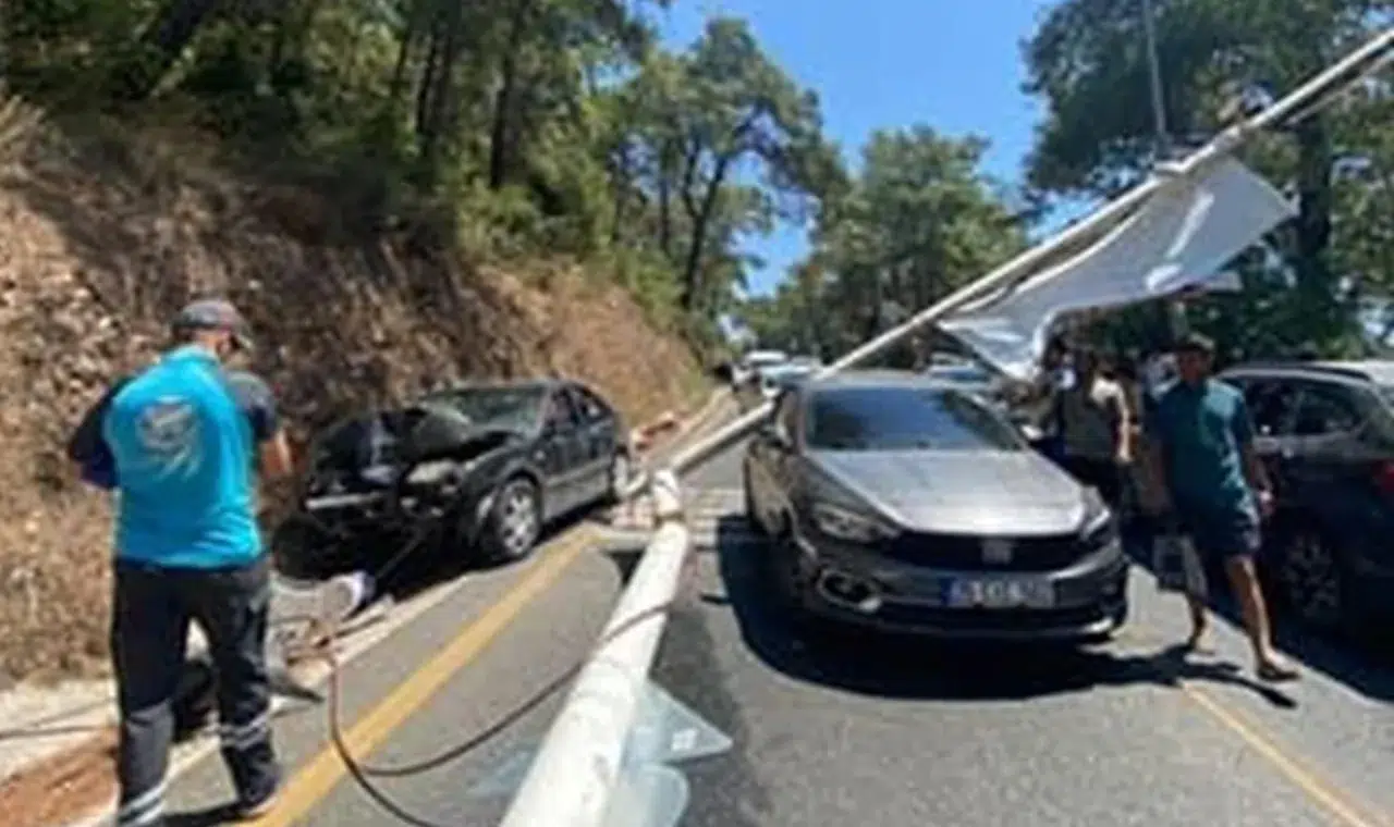 Freni patlayan araç aydınlatma direğine çarptı