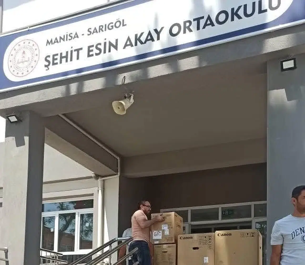 Yapımı tamamlanana okulların araç gereçleri gönderildi