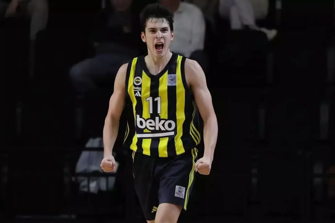 ''Bu bir veda değil, yeni bir başlangıç'' diyerek Fenerbahçe'den ayrıldığını duyurdu