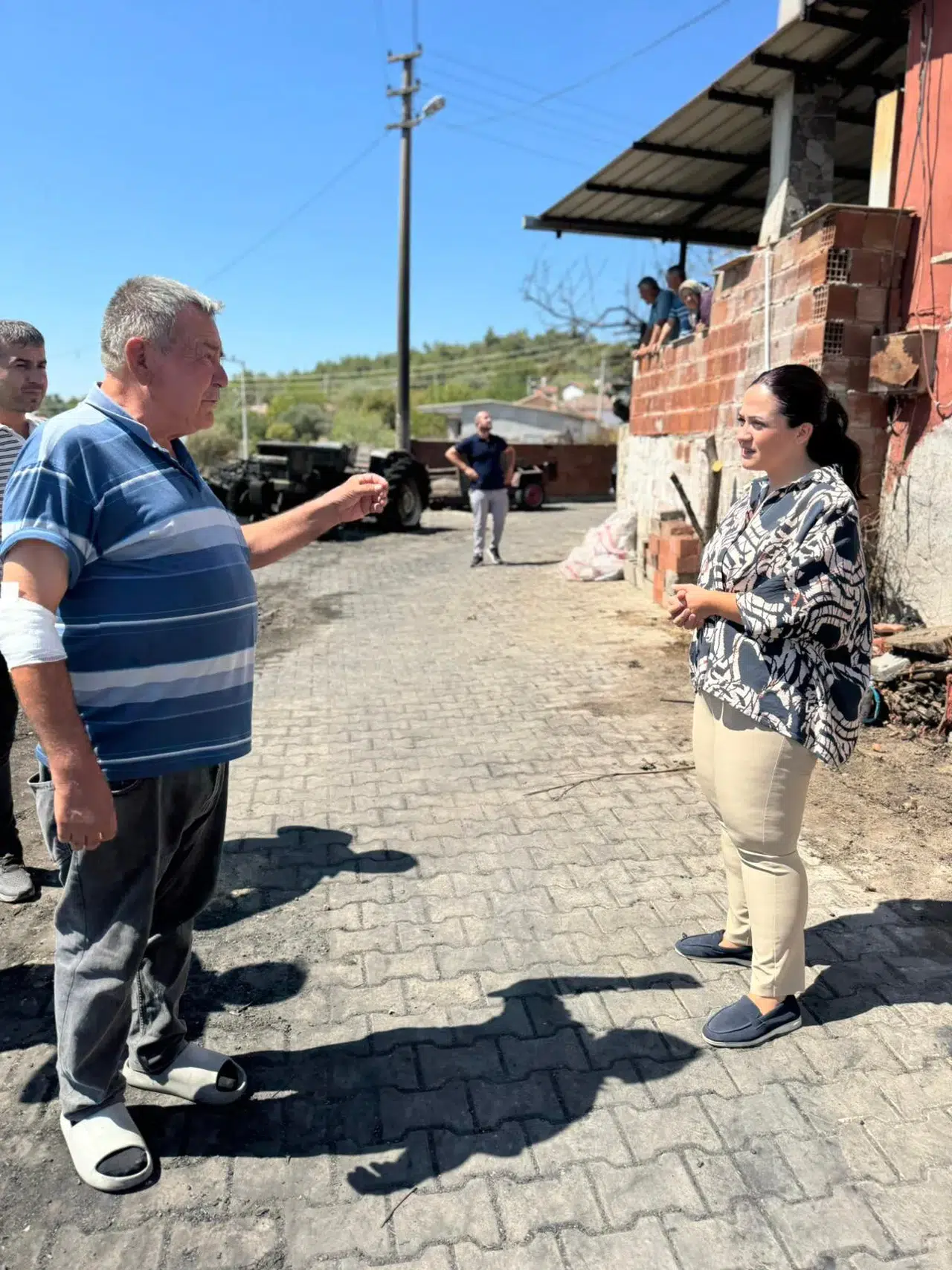İYİ PARTİ ŞEHZADELER İLÇE BAŞKANI GÖZDE AYTAÇ’TAN YANGIN BÖLGESİNE ZİYARET