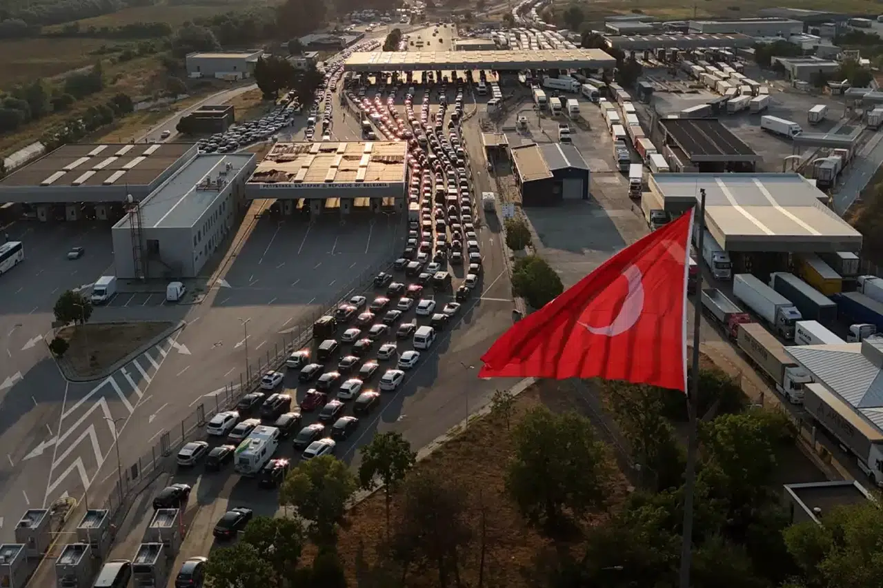 Türkiye'den gidiyorlar! Araç kuyruğunun ucu görünmedi