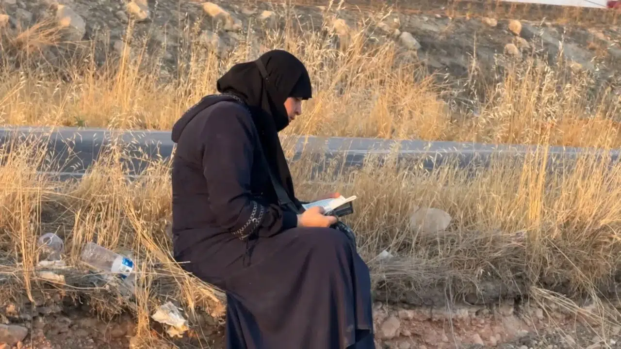 Ters dönene araçtan çıktı oturup Kur'an okudu