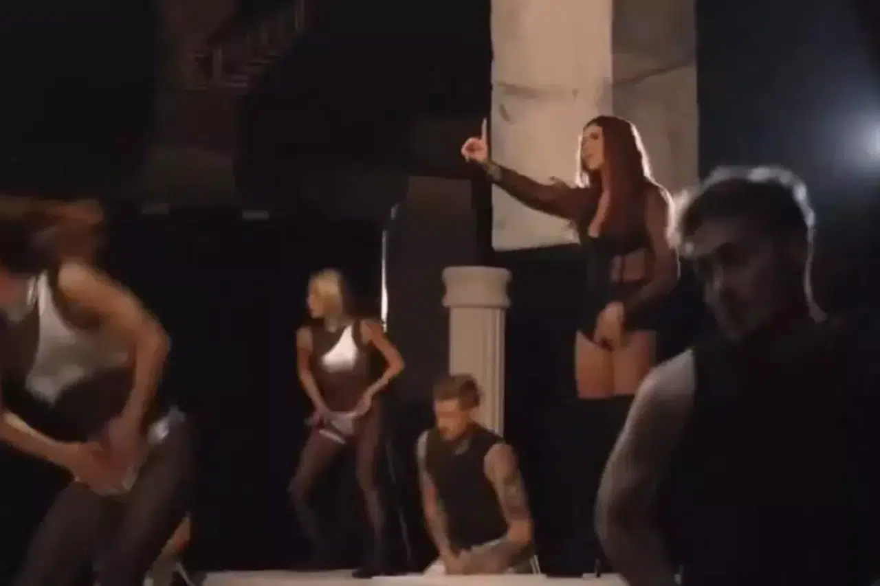 Klip çekiminde sinirlerine hakim olamadı dansçıları azarladı
