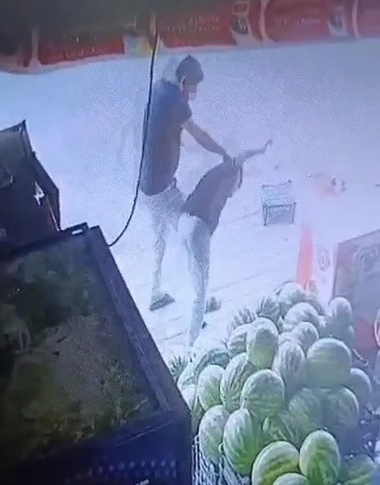 Marulu beğenmedi, çalışanı dövdü
